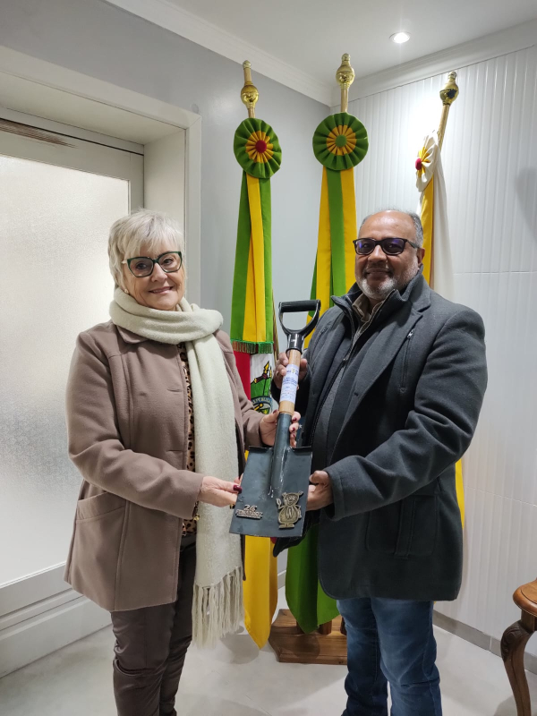 Presidente da Fenarroz entrega trofu smbolo da 24 Fenarroz  Prefeita Angela Schuch